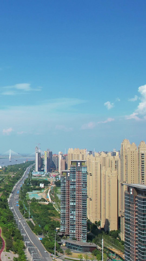 航拍城市蓝天白云晴朗天空长江江景江滩公园绿化广场素材公园素材58秒视频