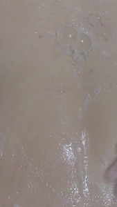 美女搓背洗澡沐浴露广告片空境素材美容美白视频
