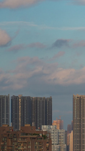 延时摄影城市天际线天空流动的云阳光光线自然天气风光素材天气素材视频