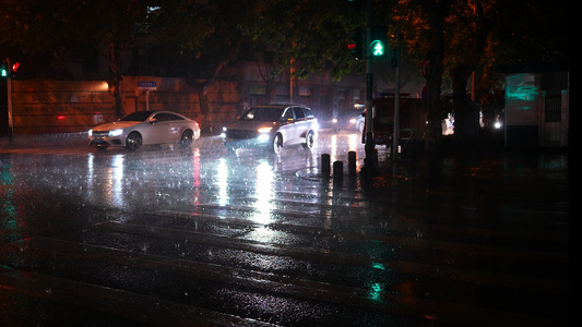 城市雨天交通街道灯光车流4k素材视频