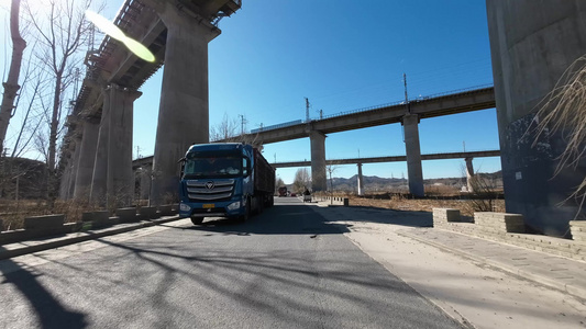 行驶在路上 车窗外风景视频