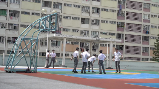 香港住宅楼下的年轻人打篮球视频
