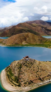 航拍西藏高原圣湖羊卓雍措湖与日托寺视频大自然视频