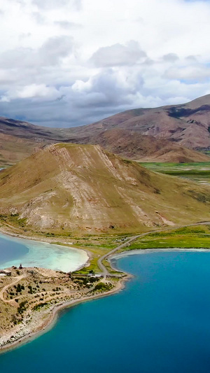 航拍西藏高原圣湖羊卓雍措湖与日托寺视频自然风光40秒视频