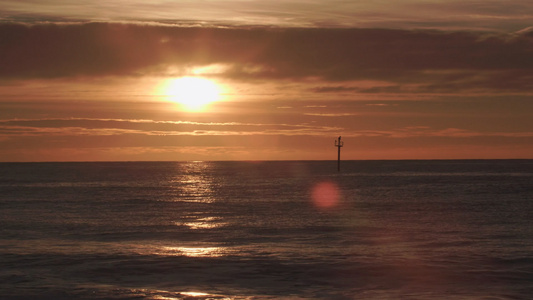 清晨黎明日出太阳升起平静的海洋海浪视频