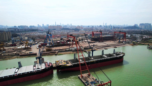 4K航拍长江造船厂船舶制造22秒视频