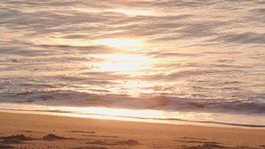 清晨黎明日出太阳升起平静的海洋海浪海滩沙滩12秒视频