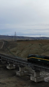 青藏高原上运输物资的火车航拍视频甘青环线视频