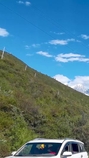 驾车翻越折多山远眺前方贡嘎雪山驾驶第一视角49秒视频