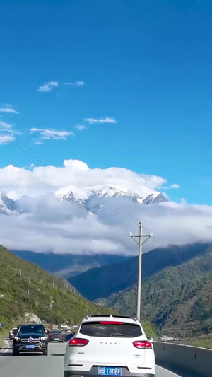 驾车翻越折多山远眺前方贡嘎雪山第一视角49秒视频