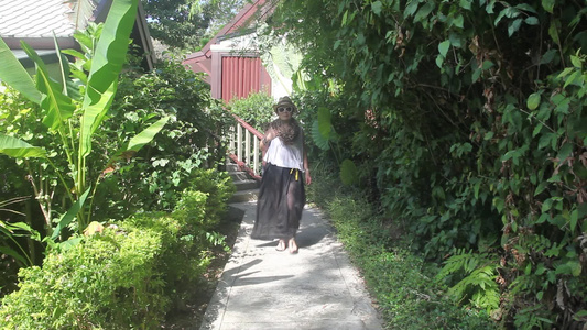 一个时尚女人走在东南亚海岛度假酒店视频
