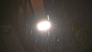 4k素材慢镜头升格拍摄城市雨季夜晚路灯雨水雨滴51秒视频