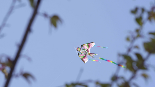 春天蓝天下的燕子风筝视频