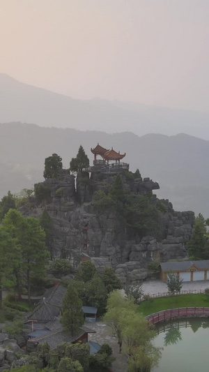 5a夕阳下的万盛石林香炉峰各种形态的石头99秒视频