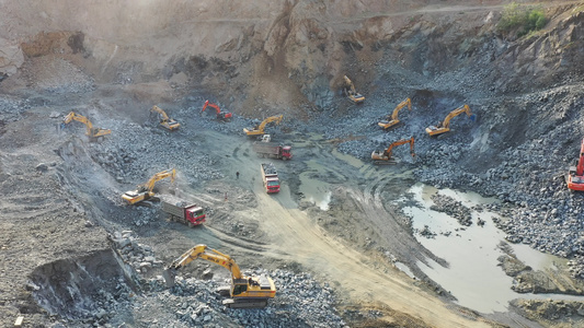 铁矿山挖掘机破碎作业航拍视频