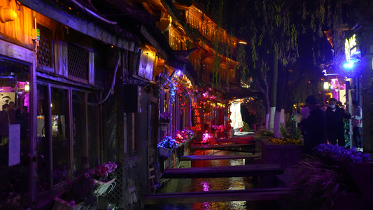 云南5A级旅游景区丽江古城酒吧街街景灯光人流4k素材视频