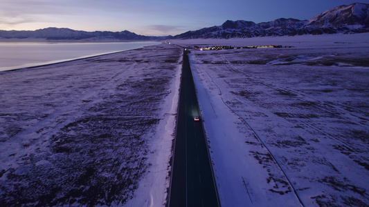 傍晚行驶在雪地公路的汽车视频