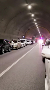 高速堵车救援车辆进场救援隧道拥堵视频