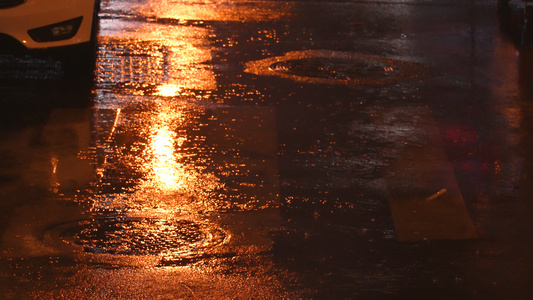 4k素材慢动作升格拍摄城市夜晚下雨天街景灯光车流[选题]视频