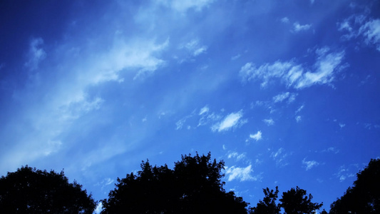 蓝色的天空流动的白云延迟拍摄视频