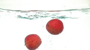 苹果落入水中4K高速13秒视频