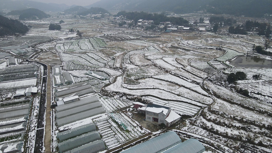 航拍冬天雪景中的农田视频