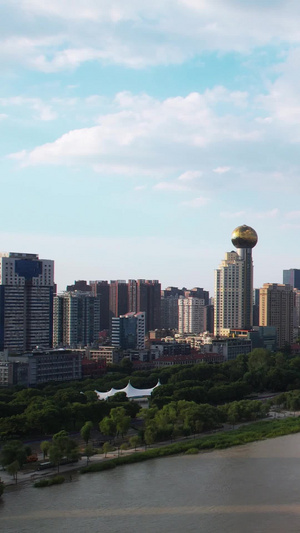 航拍城市蓝天白云晴朗天空自然天气长江两岸江景物流货轮天际线高楼素材天空素材57秒视频