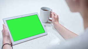 年轻女性持有绿色屏幕的平板电脑13秒视频