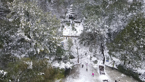 航拍冬日雪地踏雪游玩市民23秒视频