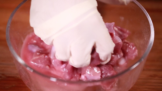 玻璃碗腌制羊肉视频