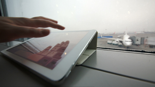 在机场窗台上用平板电脑在窗台上视频