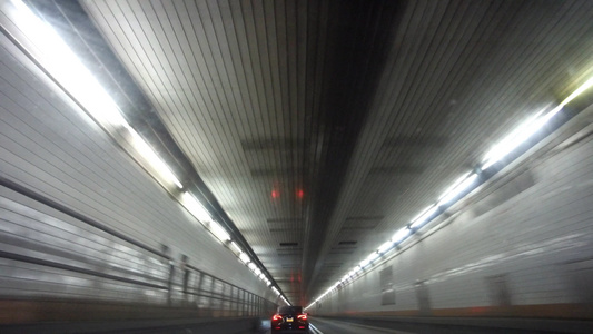 在下曼哈顿与灯光移动的霍兰隧道交通中地下新纽约视频