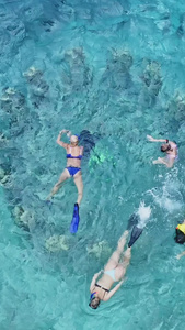 在水下雕像浮潜拍摄的人们巴厘岛视频