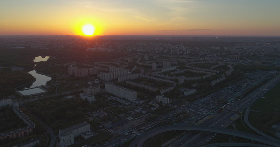 城市在日落时穿梭空中观察视频