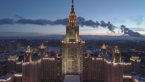 莫斯科国立大学和在寒冷的冬夜照亮莫斯科天际线38秒视频