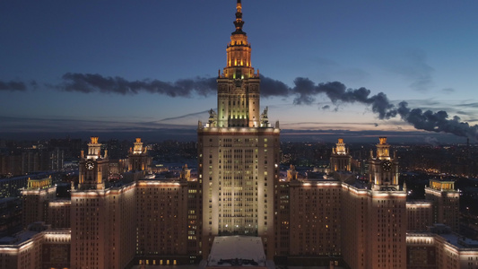 莫斯科州立大学主校园以及冬季黄昏时照亮的莫斯科城市视频