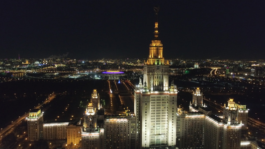 莫斯科国立大学和冬夜照亮的莫斯科天际线俄罗斯鸟瞰图视频