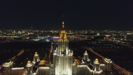 莫斯科州立大学主校园和明亮的摩斯考天线在冬季清晨俄罗斯视频