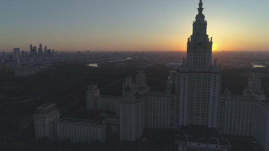 摩斯考州立大学和城市天线在阳光明媚的清晨俄罗斯空中视频