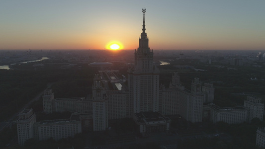 莫斯科州立大学和城市风景在阳光明媚的清晨俄罗斯空中视频
