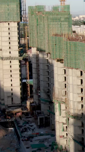 航拍高层作业的建筑工人制造业125秒视频
