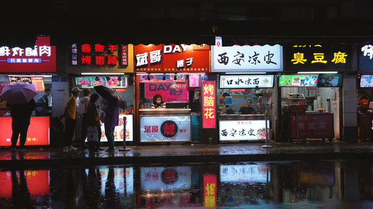 4k素材升格拍摄慢镜头城市下雨天夜晚美食街[选题]视频