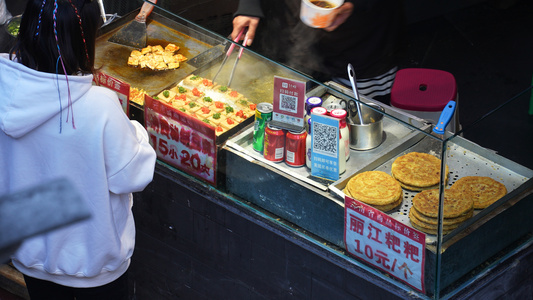 云南旅游丽江古城美食中式特色小吃包浆豆腐丽江粑粑4k素材视频