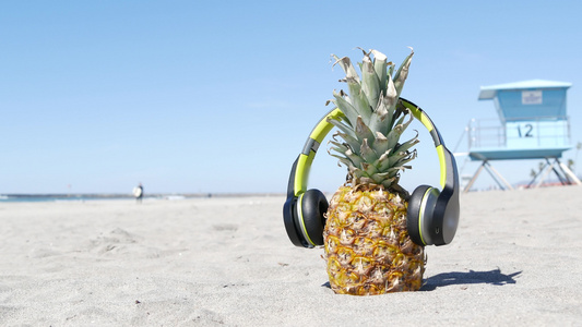 耳机中的菠萝沙沙海滨海岸热带夏季异国水果岸上的阿纳纳视频