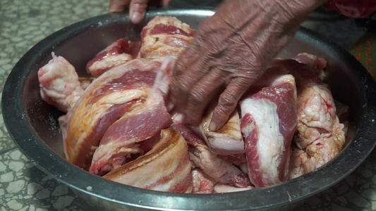 乡下农家过年腌制制作挂风干肉视频