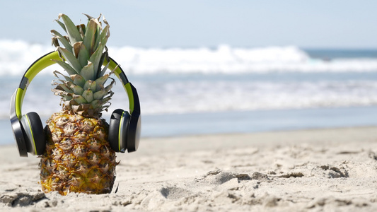 耳机中的菠萝沙沙海滨海岸热带夏季异国水果岸上的阿纳纳视频