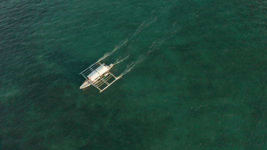 在水面的Philipppine机动船视频