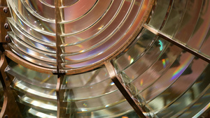 黄铜结构的菲涅耳透镜航海灯塔有彩虹光谱的玻璃灯笼的8秒视频