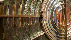 黄铜结构的菲涅耳透镜航海灯塔有彩虹光谱的玻璃灯笼的15秒视频