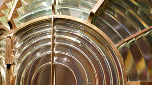 黄铜结构的菲涅耳透镜航海灯塔有彩虹光谱的玻璃灯笼的22秒视频